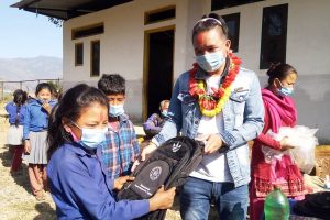 भुपू विद्यार्थी लामाद्धारा तेमालको जनउद्दार प्राविका विद्यार्थीलाई झोला सहयोग