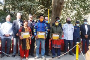 तिहारको पूर्वसन्ध्यामा सेलरोटी बनाउनेलाई नगदसहित सम्मान