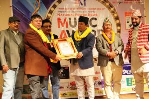 सञ्चारमन्त्री गुरुङको बाहुलीबाट पत्रकार नवराज बजगाईं सम्मानित