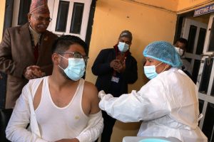 काभ्रेमा कोरोनोविरुद्धको खोप अभियान : मेथिनकोट अस्पतालमा ४ स्थानीय तहका ५ सय बढीलाई लगाइदै