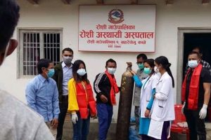 रोशी अस्थायी अस्पताल र स्थानीय वडालाई शान्ति सेवा गृहद्वारा स्वास्थ्य सामग्री हस्तान्तरण