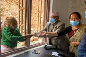 तेमालमा वडा-वडामै सामाजिक सुरक्षा भत्ता वितरण गर्दै,१ नं. वडामा जेठ ३१ गते