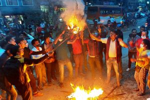 काभ्रेमा एमाले कार्यकर्ताद्धारा प्रधानन्यायाधिशको पुत्ला दहन