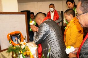 तिहारको बेला बुबा गुमाएपछि सिर्जित डिबी मोक्तानको आँखै रसाउने गीत ‘आपा आमा’