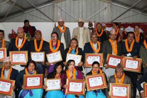 नमोबुद्ध नगरपालिकाका उत्कृष्ठ कर्मचारी र स्वास्थ्यकर्मी सम्मानित