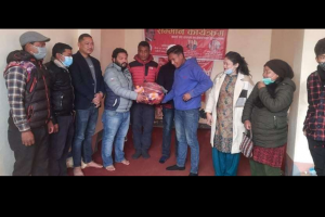 युवा नेता थापाले दिए खानीखोलाका खेलाडीलाई खेलकुद सामाग्री