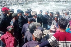 भारतीय पक्षले नेपालतर्फ महाकालीबाट ढुंगा उठाएपछि स्थानीयको विरोध