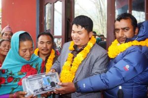 प्रतिबद्धता पूरा गर्दै अध्यक्ष जिम्बा :उज्यालो महाभारतका लागि मिटर बक्स वितरण र ‘फिटिङ’ तिब्र