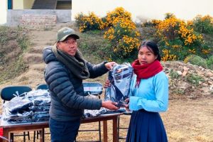 शिक्षण पेशासँगै समाजसेवामा सक्रिय क्षेत्र लामाद्धारा बालबालिकालाई सुइटर वितरण
