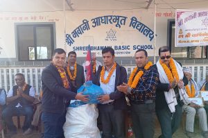 भवानी आधारभूत विद्यालयको ५१ औं वार्षिकोत्सव : दाउरा चुल्होद्धारा विद्यार्थीलाई जुत्ता र मोजा वितरण