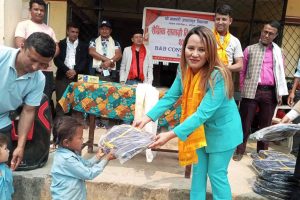 बि एण्ड बि कन्सलटेन्सीद्धारा दुर्गमका विद्यार्थीलाई शैक्षिक सामग्री वितरण