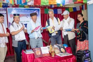 कोकोम्हेन्दो पुस्तकालय पुनः सञ्चालन क्रममा पुस्तक हस्तान्तरण