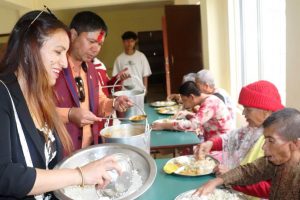 पत्रकार बजगाईको जन्मदिन : बृद्धबृद्धा र असहायलाई साथ