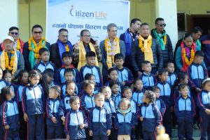 सामाजिक उत्तरदायित्व अन्तर्गत सिटिजन लाइफ इन्स्योरेन्सद्धारा रोशीका विद्यार्थीलाई पोषाक वितरण