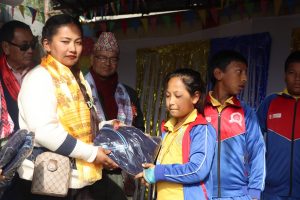 धुलिखेलको शंखेश्वर महालक्ष्मी स्कुलका विद्यार्थीलाई केएमटि फाउण्डेशनद्वारा न्यानो कपडा वितरण