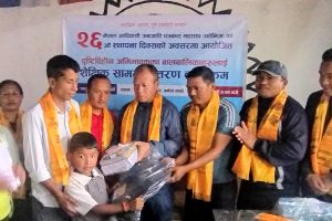 फोनिज काभ्रेले शैक्षिक सामग्री वितरण गरी मनायो स्थापना दिवस