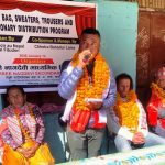 शिक्षणसँगै सामाजिक उत्तरदायित्व वहन गर्दै शिक्षक क्षेत्र तामाङ : विद्यार्थीलाई कपडा र शैक्षिक समाग्री