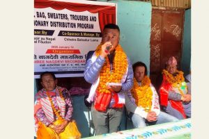 शिक्षणसँगै सामाजिक उत्तरदायित्व वहन गर्दै शिक्षक क्षेत्र तामाङ : विद्यार्थीलाई कपडा र शैक्षिक समाग्री