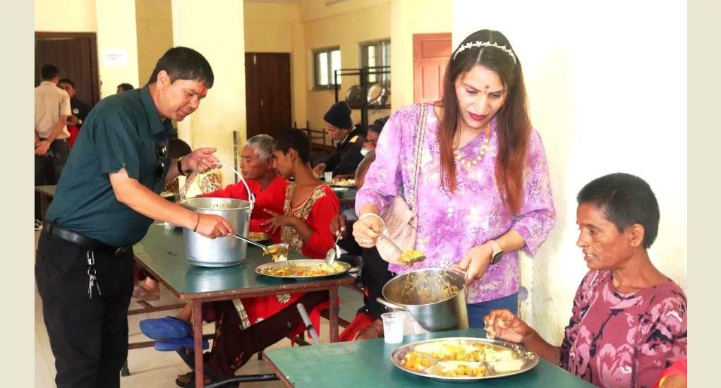 असहायहरुसँग मनाए पत्रकार नवराज बजगाईले आफ्नो जन्मदिन