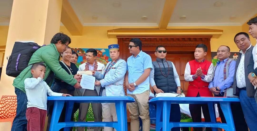 भोटेकोसी बाढीपीडित परिवारलाई तामाङ घेदुङको निरन्तर साथ, राहत वितरण जारी