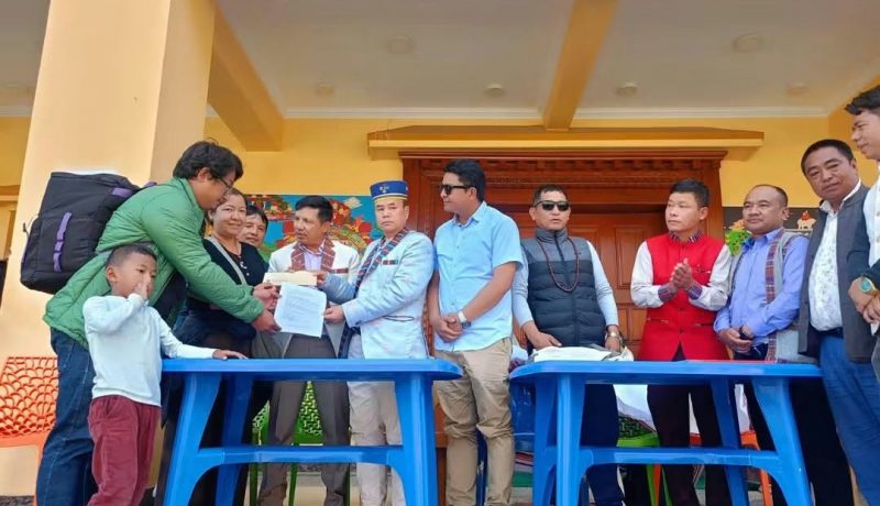 भोटेकोसी बाढीपीडित परिवारलाई तामाङ घेदुङको निरन्तर साथ, राहत वितरण जारी